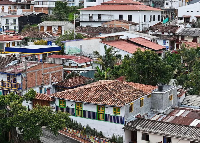 El Aguacate - Casa Tipica Cafetera Colombiana