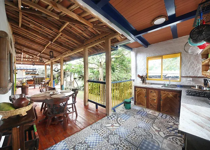 El Aguacate - Casa Tipica Cafetera Colombiana